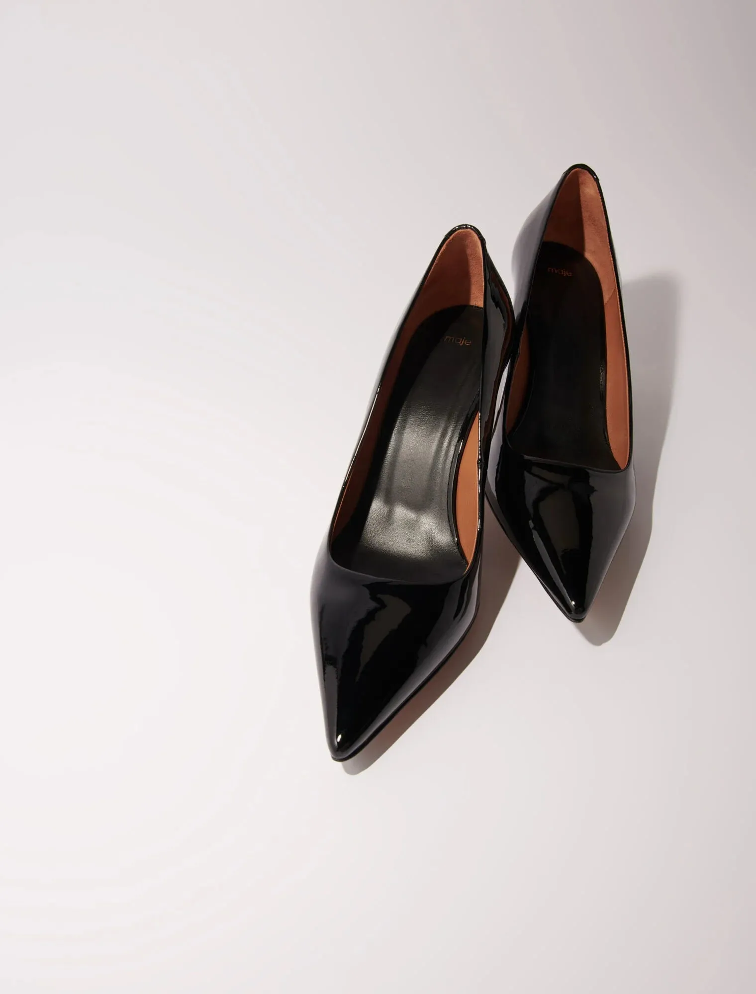 Leather pumps with pointed toes