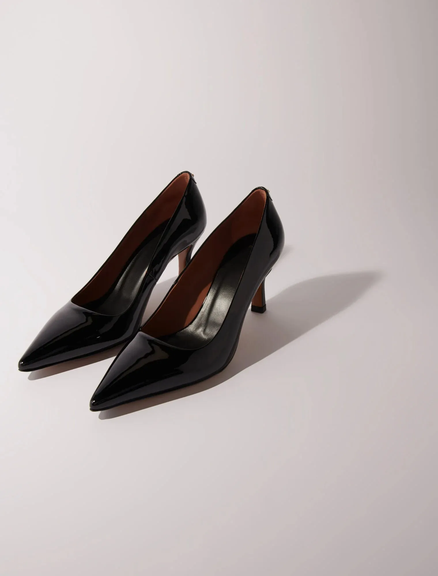 Leather pumps with pointed toes