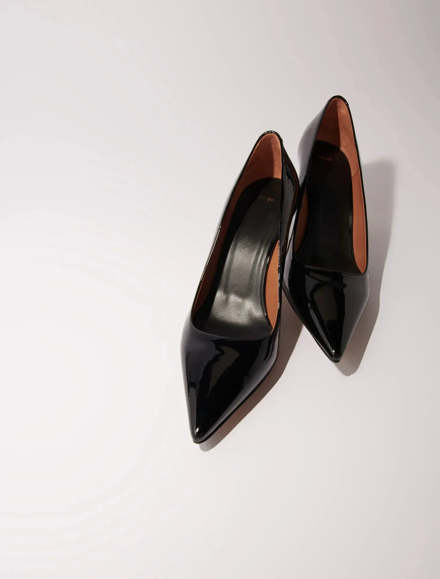 Leather pumps with pointed toes