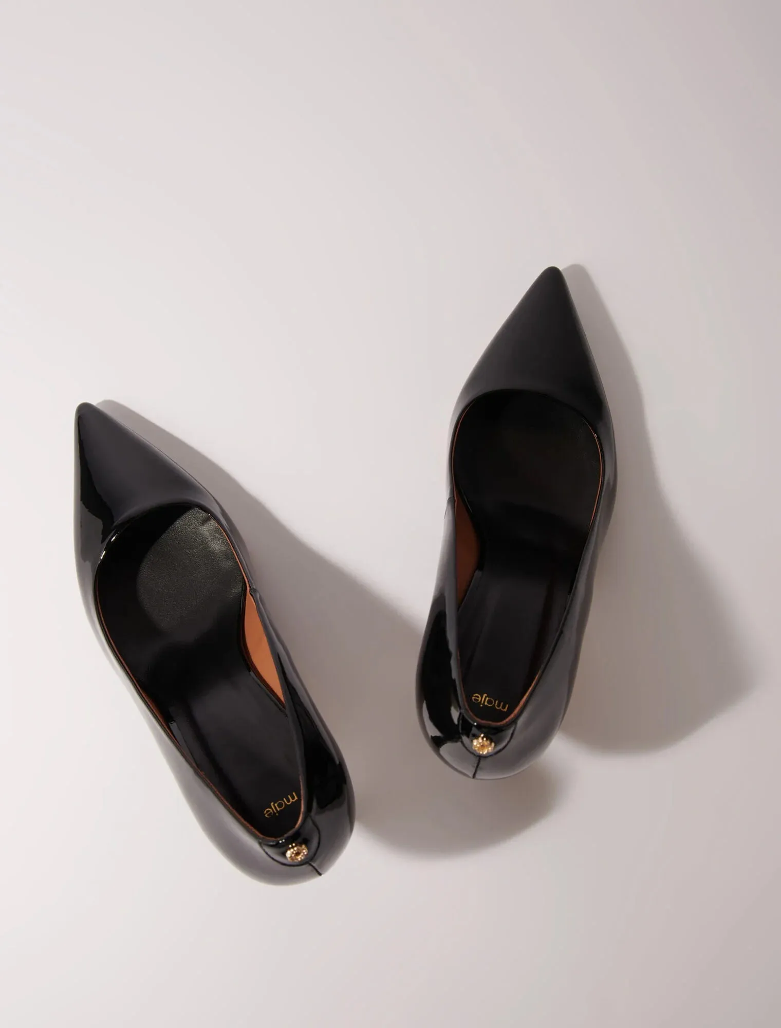 Leather pumps with pointed toes